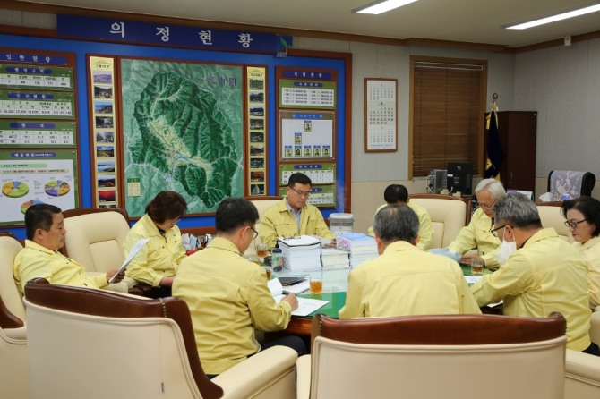 전남 구례군의회(의장 김송식)는 코로나19 위기극복을 위한 조례안 개정을 위해 6일 긴급간담회를 가지고 4월 9일에 제267회 임시회를 개회한다고 밝혔다. / 전남 구례군=제공