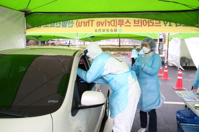 전남 화순군(군수 구충곤)이 7일 지역 요양병원·요양원, 장애인·아동·노인 보호시설의 전체 종사자 1556명을 대상으로 신종 코로나바이러스 감염증(코로나19) 전수 검사를 한 결과, 모두 음성 판정받았다고 밝혔다. / 전남 화순군=제공