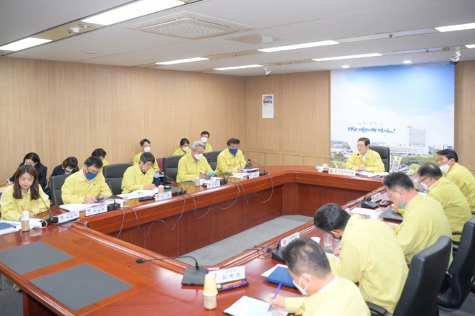 이용섭 광주광역시장과 5개 자치구청장은 6일 오전 영상회의를 개최하고, 긴급생계비 신청 관련 자치구별 준비상황과 함께 해외입국자 자가격리 등 코로나19 대응 상황을 논의했다. / 광주시청=제공