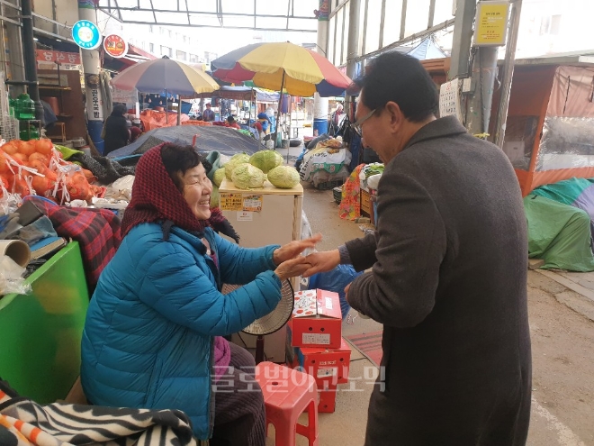 이영찬 미래통합당 안성시장 후보가 재래시장을 돌며 유권자와 악수를 하고 있다