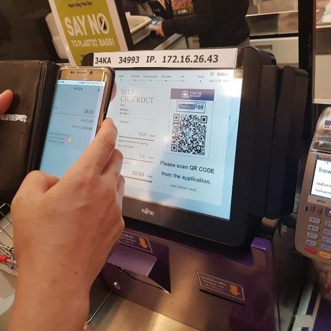 한 고객이 태국에서 하나은행이  출시한 모바일 결제 서비스를 이용하고 있다. 사진=하나은행