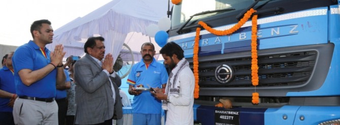 CJ대한통운의 인도 자회사인 CJ다슬 로지스틱스가 최신 장비가 적용된 상업용 트럭 120대를 주문 제작해 인수했다고 현지 물류 전문 매체인 앤타아러유즈가 전했다. 사진=다임러 홈페이지 캡처