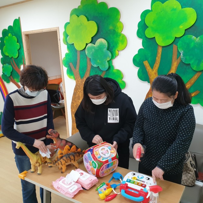 전남 영광군(군수 김준성)은 코로나19 확산으로 인해 장난감도서관의 임시휴관이 장기화되면서 영유아 발달 지원 및 가정 양육의 스트레스 해소 등 영유아가정의 육아 부담을 조금이라도 덜어주기 위해 임시휴관 종료 시까지 장난감도서관 예약제를 한시적으로 추진한다. / 전남 영광군=제공