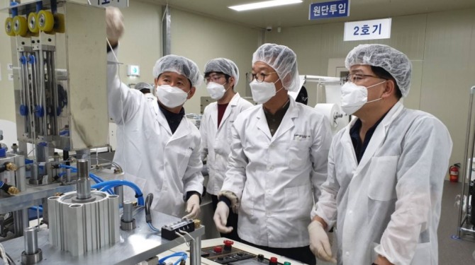 화진산업 마스크 제조현장에 긴급 투입된 삼성전자 멘토들이 제조현장을 점검하고 있는 모습. 사진=중소벤처기업부