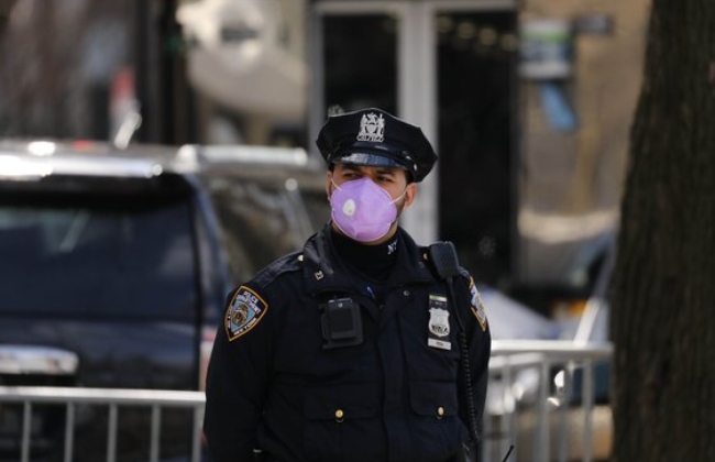 코로나19를 예방하기 위해 마스크를 쓴 뉴욕의 한 경찰관. 