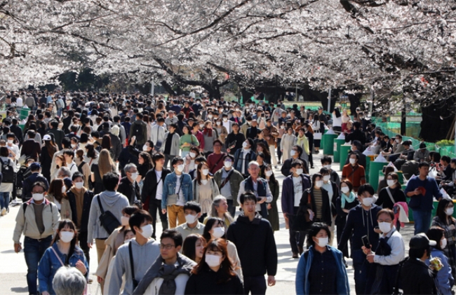 일본 도쿄 우에노 공원에서 코로나19 위기감에도 불구하고 수많은 사람이 마스크를 끼고 벚꽃놀이를 즐기고 있다. 