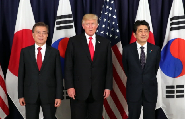 사진은 지난 2017년 독일 함부르크 열린 G20 정상회의 때의 문재인 대통령(왼쪽)과 도널드 트럼프 미국 대통령, 아베 신조 일본 총리.