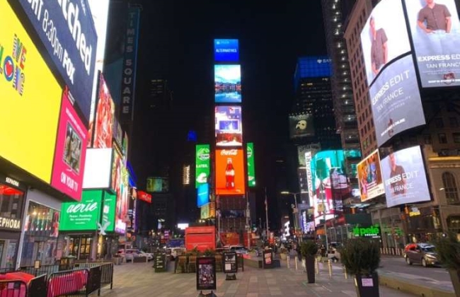 코로나19 감염 확산으로 인적이 사라진 뉴욕의 타임스스퀘어 광장.