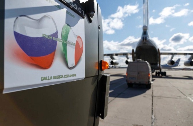 러시아 모스크바 인근 치칼로프스키 공군기지에서 ‘러시아의 사랑을 담아’라고 적힌 원조품을 실은 트럭들이 이탈리아로 향할 예정인 군용기로 접근하고 있다. 사진=러시아 국방부
