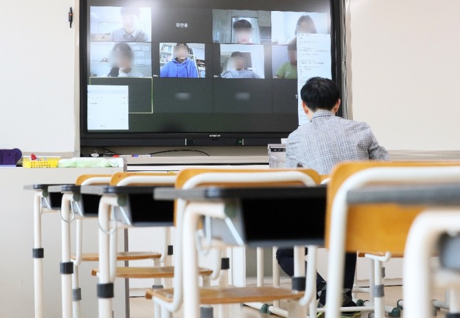 교육부와 과학기술정보통신부는 오는 9일부터 순차적으로 시작되는 온라인 개학을 앞두고 교사와 학생이 원격수업에 대비해 지켜야할 '10가지 실천 수칙'을 공개했다.사진=뉴시스