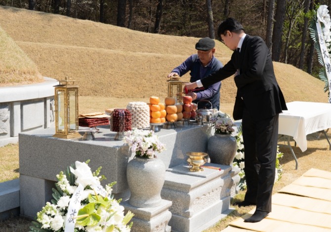 8일 오후 경기도 용인시 하갈동 소재 신갈 선영에서 한진그룹 임원과 관계자들이 참석한 가운데 故 조양호 회장 1주기 추모행사가 진행되고 있다.  [사진=한진그룹]