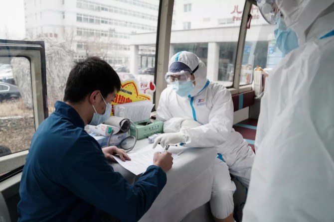 셀트리온의 혈장치료제 개발 발표로 이 회사의 주가가 급등했다.중국은 이미 혈장치료에 임상중이다. 사진은 중국내 체혈과정.