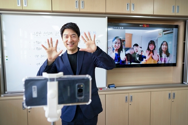 김포시 신풍초등학교 교사와 학생들이 ‘서로’ 가상교실을 시연 하고 있다. 사진=SK텔레콤