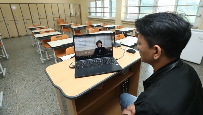 서울 북서울중학교 한 교사가 9일 3학년 교실에서 학생들과 함께 온라인 개학식을 시청하고 있다.사진=뉴시스