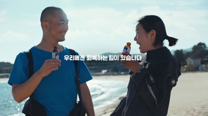 동아제약은 9일 '박카스'의 새로운 TV광고에 바닷속 쓰레기를 줍는 김용규(사진 왼쪽), 문수정 부부가 출연하는 '회복'편을 선보인다고 밝혔다. (사진 = 동아제약 제공)