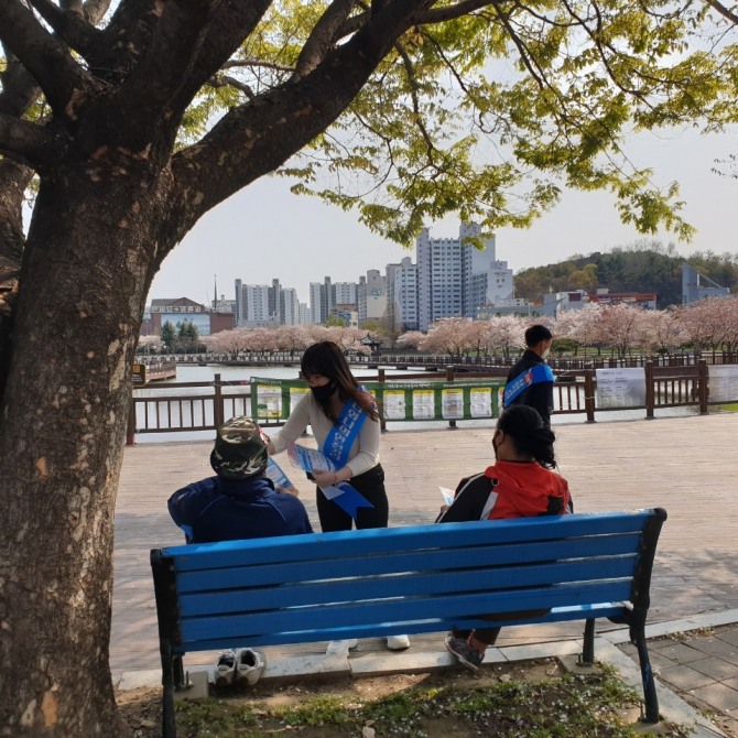 광주광역시서구장애인복지관(관장 이대만)은 지난 8일 코로나19의 확산 차단에 효과가 나타나고 있는 사회적 거리두기의 동참 분위기 형성을 위해 ‘사회적 거리두기-잠시멈춤’ 캠페인을 추진했다. / 광주 서구장애인복지관=제공