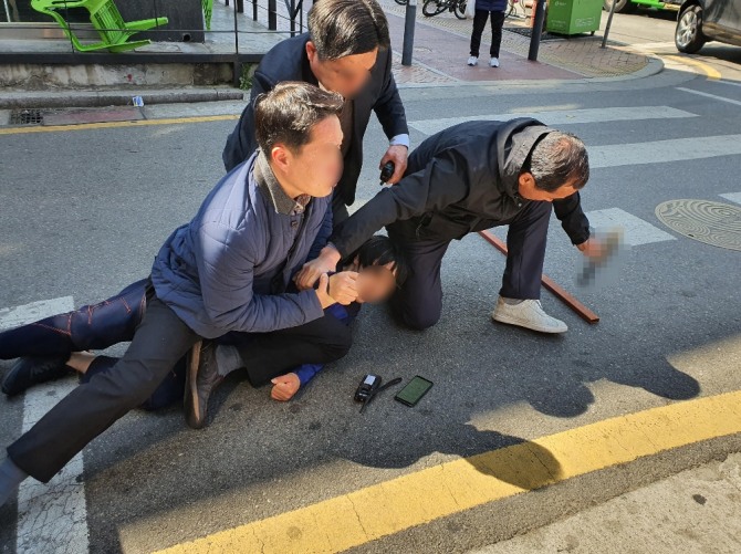 9일 오세훈 서울 광진을 미래통합당 후보의 총선 유세차량을 흉기 든 괴한이 습격했다가 제압당하고 있다. 뉴시스