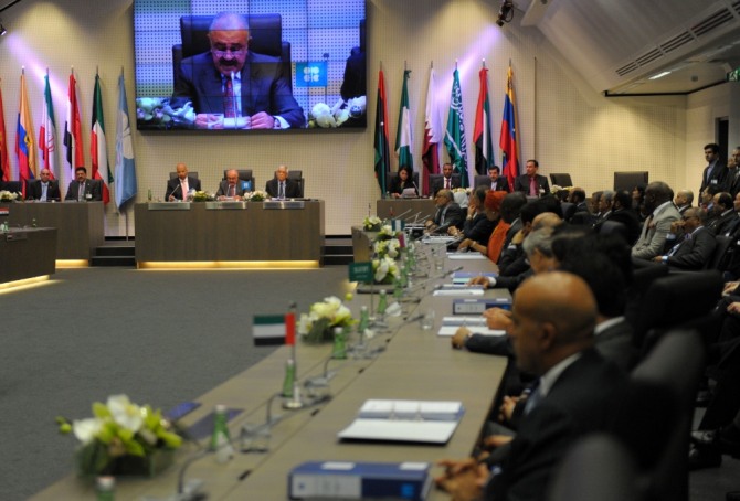OPEC 국제유가 안정을 위한  감산 결의 모습 사진=뉴시스 
