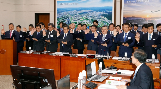 2019년 10월 14일 서울 여의도 국회에서 열린 국토교통위원회 국정감사에서 김학규 한국감정원장이 발언대에서 대표 선서를 하는 가운데 정순귀 대한건설기계안전관리원 이사장(왼쪽부터), 손봉수 국토교통과학기술진흥원 원장, 이재광 주택도시보증공사(HUG) 사장, 최창학 한국국토정보공사(LX) 사장, 문대림 제주국제자유도시개발센터(JDC) 이사장, 허경구 한국해외인프라도시개발지원공사(KIND) 사장이 함께 증인 선서를 하고 있다. 사진=뉴시스 