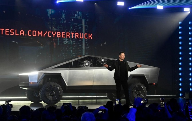 일론 머스크 테슬라 CEO가 지난해 11월 21일(현지시간) 미국 캘리포니아주 호손에서 가진 사이버트럭 발표회에서 설명하고 있다. 사진=로이터