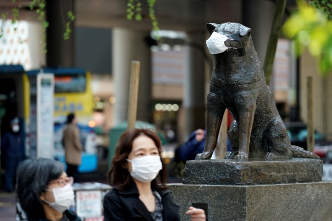 일본 도쿄 시부야 역 근처 '하치코' 동상도 마스크를 쓰고 있다.  사진=AP/뉴시스