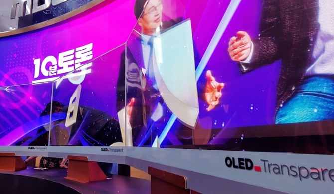 LG디스플레이 투명 OLED가 MBC 선거 개표방송 '선택2020' 메인 스튜디오에 설치되고 있다. 사진=LG디스플레이 제공
