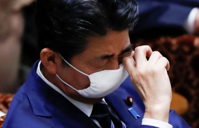 신종 코로나바이러스(코로나19)에 대한 기자회견 중 천 마스크를 쓴 아베 신조 총리가 불편한 안색을 보이고 있다.