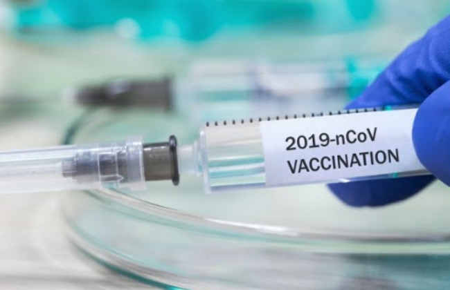 제약업체 모더나와 노바백스가 코로나19 백신 개발을 위해 치열한 경쟁을 펼치고 있다.