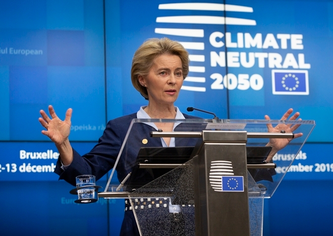 우르줄라 폰데어라이엔 유럽연합(EU) 집행위원장이 지난해 12월 13일(현지시간) 벨기에 브뤼셀에서 열린 EU정상회의에서 연설하고 있다. 그는 이번 회의에서 탄소 배출량을 2050년까지 '제로(0)'로 만드는 방안에 대해 회원국들의 합의를 이끌어냈다. 사진=뉴시스
