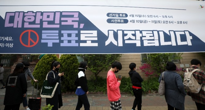 제21대 국회의원선거일인 15일 서울 광진구 민방위교육센터에 위치한 구의제3동 제1투표소에서 유권자들이 투표를 하기 위해 줄을 서고 있다. 사진=뉴시스