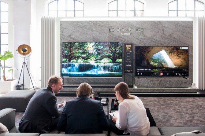 유럽지역 거래선 관계자들이 2020년형 LG 올레드 TV를 살펴보고 있다. 사진=LG전자 제공