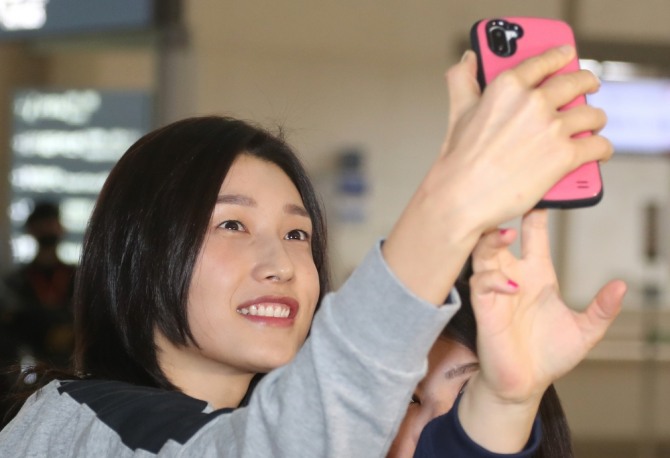 한국 여자배구대표팀 주장 김연경이 지난 2월 20일 오전 인천국제공항 제1터미널에서 터키로 출국하기 전 팬들과 사진을 찍고 있다.사진=뉴시스