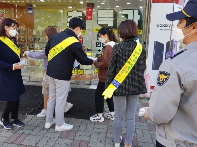 광주광산경찰서 여성청소년과는 지난 14일 광산구 첨단 LC타워 부근에서 광주서부교육지원청 민주시민교육과 장학사 5명과 합동으로 청소년 밀집 지역에서 감염병 예방상 다중 운집을 차단하고, 선제적인 청소년 선도 보호 및 비행 예방 활동을 실시했다. /광주광산경찰서=제공