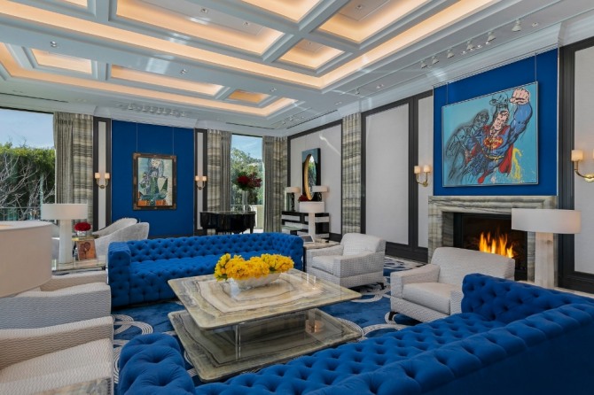 스티븐 윈의 LA 저택 거실은 밝은 파랑색으로 꾸며져있다. 사진=짐 바츠시