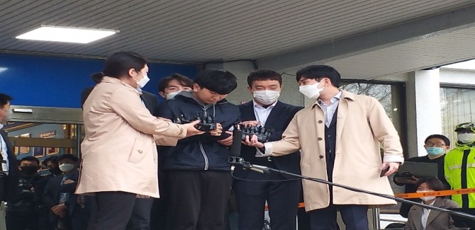 텔레그램 '박사방' 운영자 조주빈(25)의 공범 혐의를 받는 닉네임 '부따' 강훈(19)이 17일 서울 종로경찰서에서 검찰로 송치되고 있다. 뉴시스