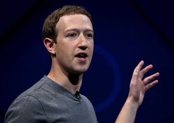 마크 저커버그 페이스북 CEO는 전 직원을 대상으로 여름까지 재택 근무를 시행하며 2021년 7월까지는 대규모 행사를 열지 않겠다고 밝혔다.
