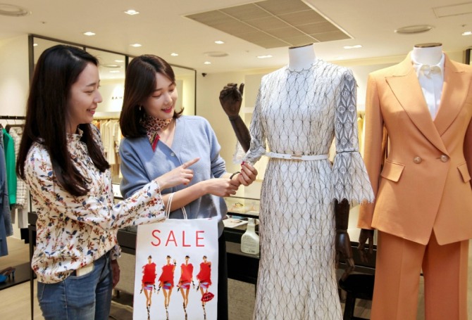 코로나19로 시장이 침체한 가운데도 명품 소비는 굳건한 것으로 나타났다. 사진=롯데쇼핑