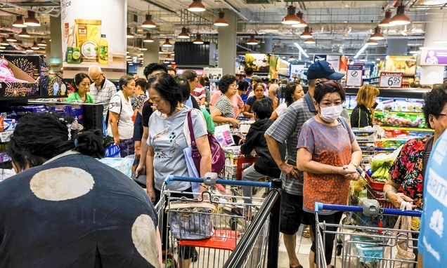 싱가포르의 한 마트에서 주민들이 식료품을 사는 모습. 사진=뉴시스 