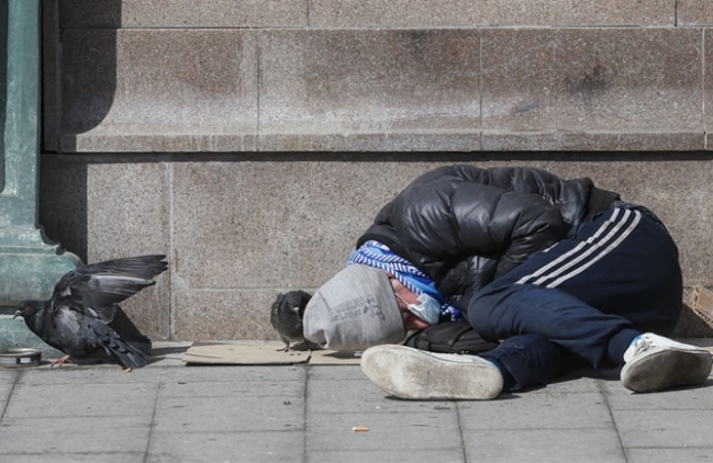 최근 코로나19가 급속히 확산되고 있는 러시아 수도 모스크바 거리에서 한 노숙자가 마스크를 착용한 채 거리에서 잠들어 있다. 