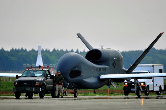 글로벌호크 고고도무인정찰기의 크기를 보여주는 사진.사진은 2011년 5월 노스다코타주 미공군기지에 도착한 글로벌호크를 병사들이 견인하는 모습. 사진=미공군