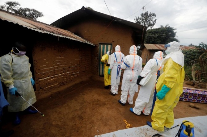 지난해 10월 콩고민주공화국 동부지역에 있는 베니에서 에볼라에 걸려 숨진 것으로 추정되는 주민의 집에서 방역 관계자들이 소독작업을 하고 있다. 사진=로이터