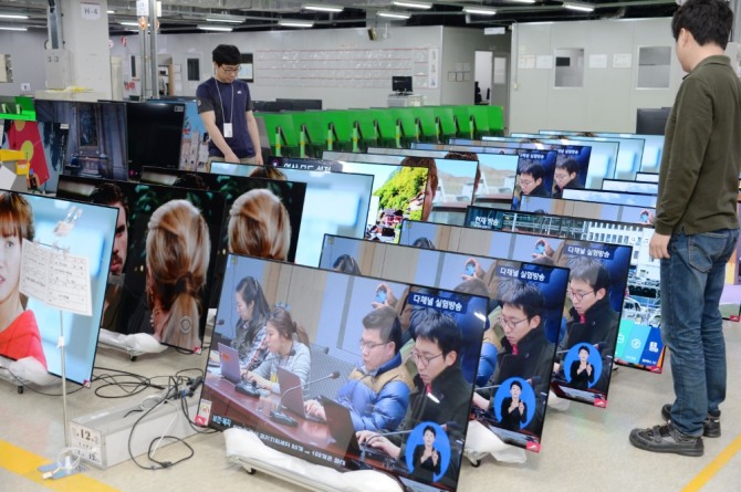  LG전자 직원이 구미사업장 내 신뢰성시험실에서 포장된 상태의 올레드 TV를 다시 뜯어 품질 테스트를 하고 있다. 사진=LG전자 제공