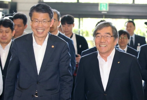 지난해 9월 은성수(왼쪽) 금융위원장과 윤석헌 금감원장이 '일본 수출규제 피해기업 상담센터'로 향하고 있다. 사진=뉴시스