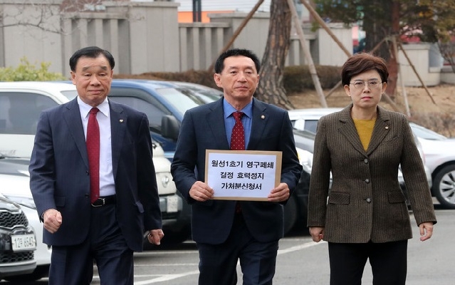 폐쇄된 월성원전 1호기가 위치한 경북도 경주시에서 김석기 미래통합당 후보(사진 가운데)가 '탈원전 반대'를 외치며 4·15 총선에서 52.67%의 지지를 얻어 제21대 국회의원으로 당선됐다.(사진=뉴시스)