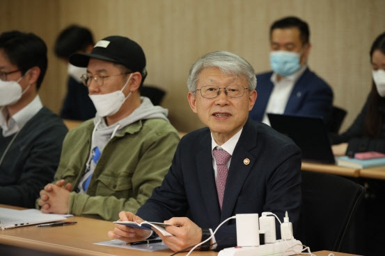 최기영(오른쪽) 과학기술정보통신부 장관이 21일 한국교육방송공사(EBS) 기술상황실을 방문해 직원들을 격려했다.사진=과학기술정보통신부 