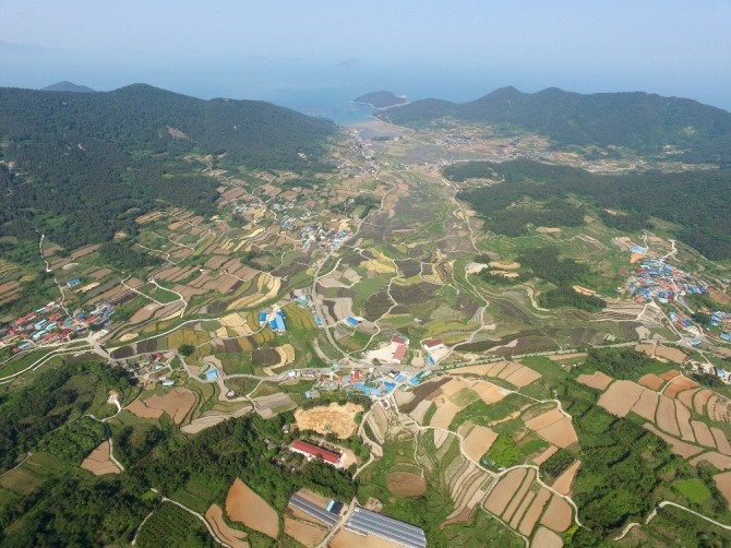 전남 완도군(군수 신우철)이 추진하고 있는 유네스코 세계유산 등재가 청산도 구들장논의 발원 시기에 대한 실증 사료(유적) 확보로 순항 중이다. / 전남 완도군=제공