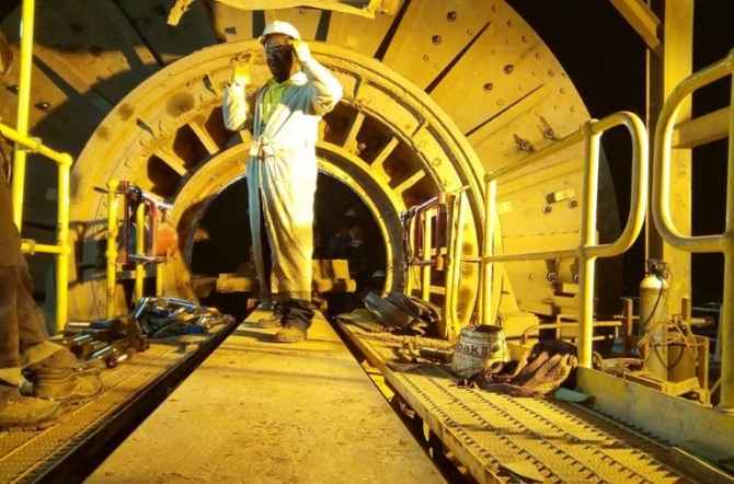 노드골드(Nordgold) 작업자가 아프리카 기니 레파 발전소 내부에서 관련부품 유지보수 작업을 진행중이다. 사진=노드골드 홈페이지