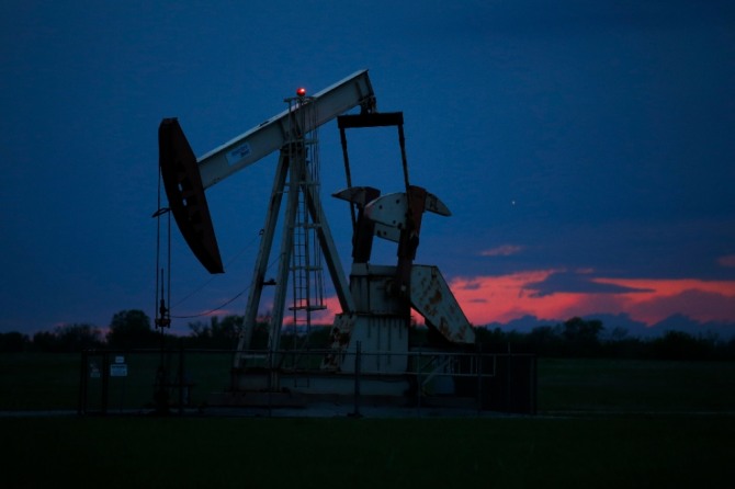 미국 오클라호마주 오클라호마시티에 해가 지는 가운데 석유를 뽑아 올리는 '펌프잭'의 모습. 사진=뉴시스