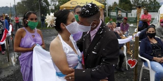 23일(현지시간) 콜롬비아의 노숙인 쉼터에서 결혼식을 올린 뒤 입 맞추고 있는 신부 마리아 세실리아 오소리오와 신랑 알폰소 아딜라. 사진=존보닐라