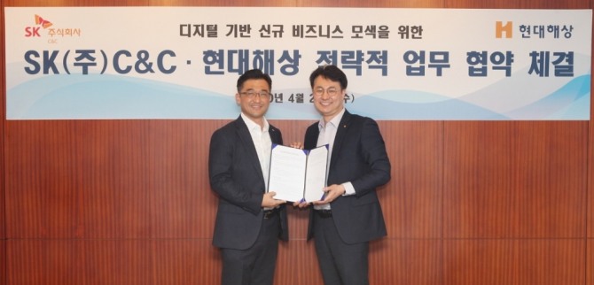 현대해상은 SK㈜ C&C와 '디지털 기반 신규 비즈니스 모색을 위한 업무협약(MOU)'을 체결했다고 23일 밝혔다. 정규완 현대해상 디지털전략본부장(오른쪽)과 이석진 SK㈜C&C Channel & Marketing 그룹장이 기념촬영을 하고 있다. 사진=현대해상